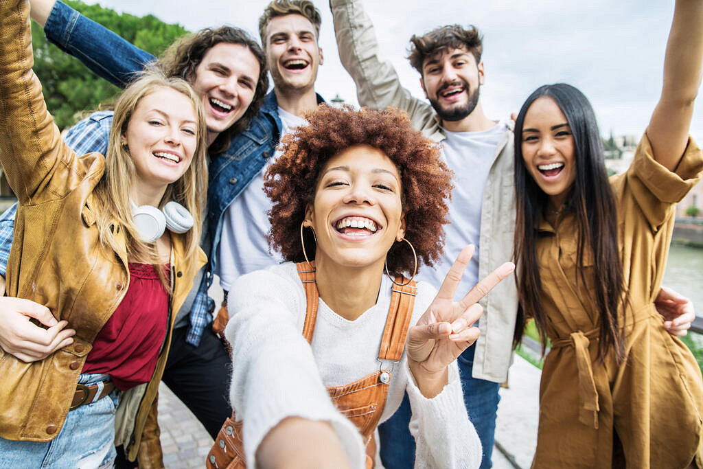 friend_group_selfie_low.jpeg [155.01 KB]